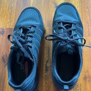 Sketchers Relaxed Fit Memory foam. Uppers made with leather/textile. Hardly worn
